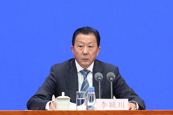 即便是顾秋怡已经与他相认，他还是没有跟萧初然离婚。